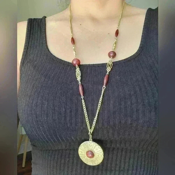 Vintage Sarah Coventry Pendant Necklace Burgundy Gold Tone Round - Picture 3 of 12